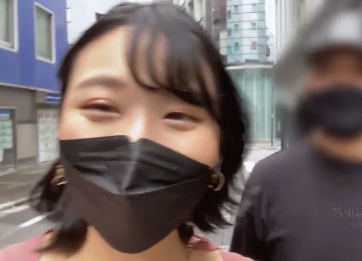 彼女は背が高くバランスの取れたプロポーションで豊かな胸と丸みを帯びた腰を持っていた二人は深く愛し合った